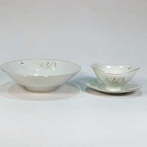 Lote anterior: Juego de Porcelana Bavaria: Salsera y Ensaladera con Decoración de Hojas y Espigas