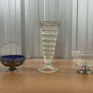 Lote de 3 piezas: Cuenco de metal y vidrio azul, florero de vidrio tallado y copeta de postre - imagen 2