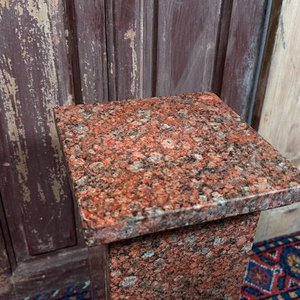 Pedestal de Granito Rojo y Negro - imagen 2