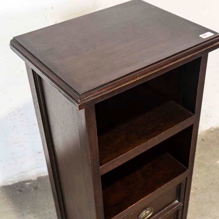 Mueble de madera con dos cajones y estantes - imagen 2