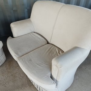 Dos Sofás Modernos Blancos con Estructura Firme - imagen 3