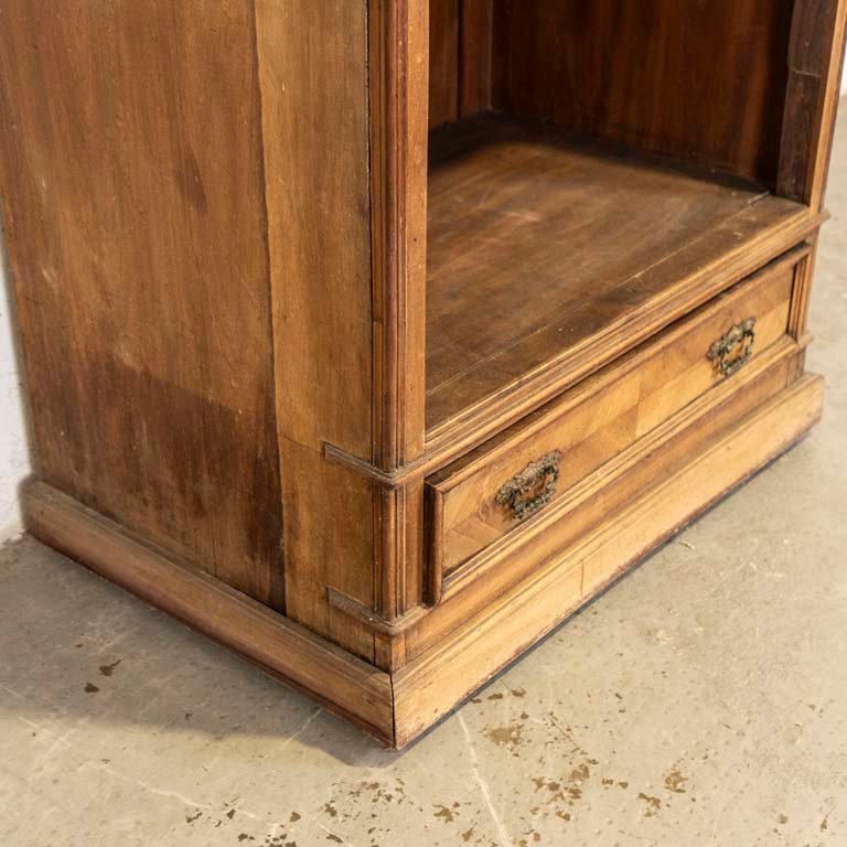 Estante de madera con detalles y molduras verticales - imagen 3