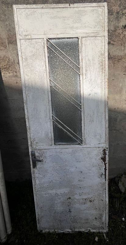 Puerta Blanca de Exterior con Vidrio y Llave