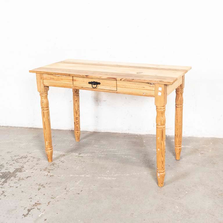 Lote anterior: Mesa de cocina en pinotea rústica con cajón y patas torneadas