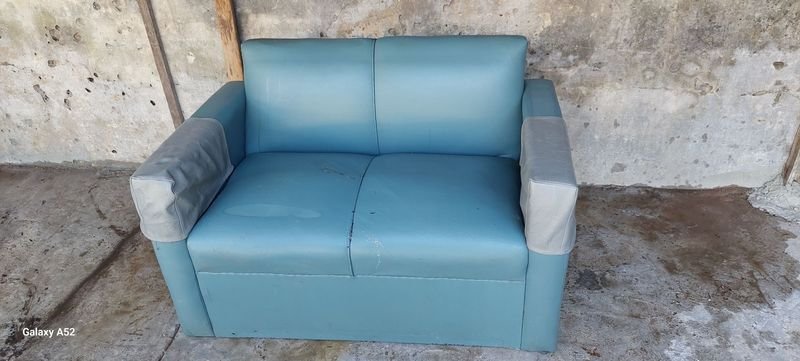 Silla de dos cuerpos en cuero azul con funda en los posabrazos
