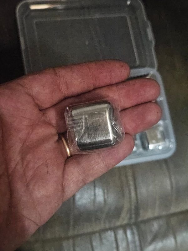 Cubos de metal para tomar whiskys o licores sin adulterar su gusto - imagen 3