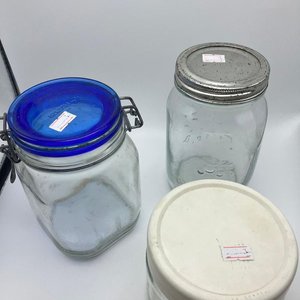 Lote de tres frascos y bollones de vidrio de distintos estilos y cierres - imagen 3
