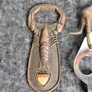 Dos destapadores: uno de bronce con forma de langosta y otro de metal con canguro - imagen 2