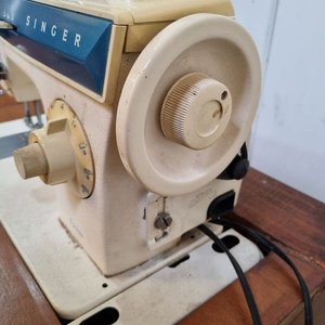 Máquina de Coser Singer Facilita Empotrada en Mueble de Madera con Mesa Rebatible - imagen 14