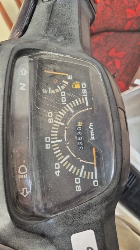 Moto de tres cambios, pollerita y llantas de aleación - imagen 5