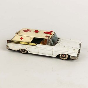 Ambulancia de chapa litografiada marca Bandai made in Japan - Medidas: 22cm - imagen 2