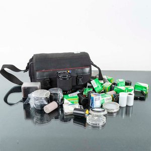 Lote siguiente: Lote de Lentes y Accesorios para Cámara con Estuche