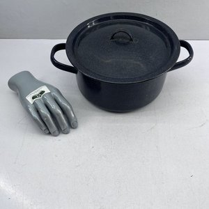 Lote anterior: Olla Esmaltada Negra con Tapa - 15x31x23.5cm