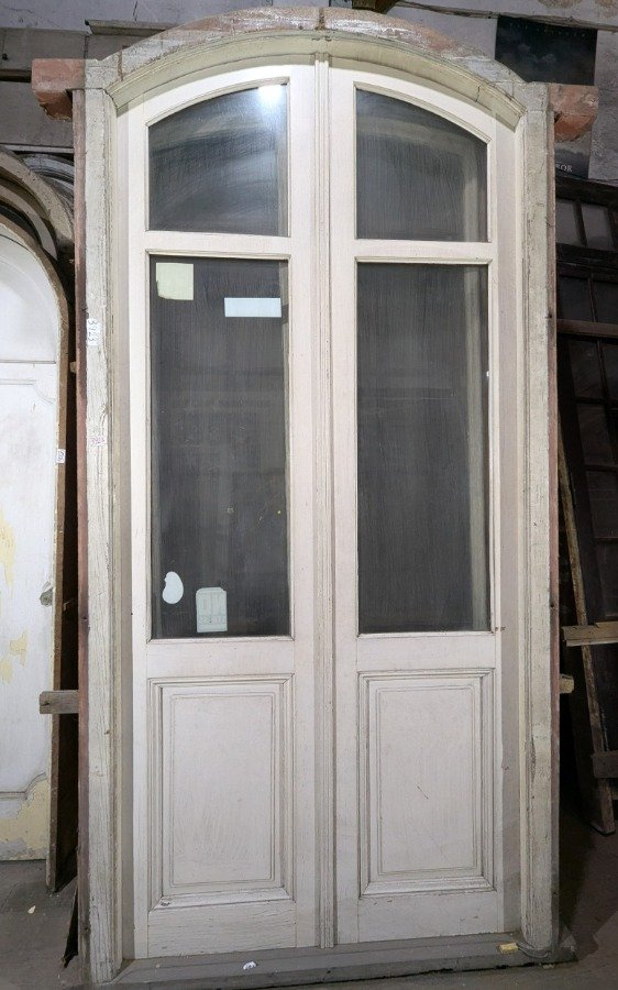 Lote siguiente: Puerta antigua de madera con vidrio y marco de pinotea