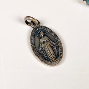 Lote de 3 piezas: 2 anillos con turquesas y colgante religioso - imagen 3