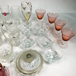 Lote de Cristalería Variada: Copas, Vasos y Cuencos de Vidrio - imagen 5