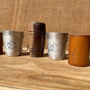 JARRAS DE ALUMINIO Y VASOS DE MADERA - imagen 3