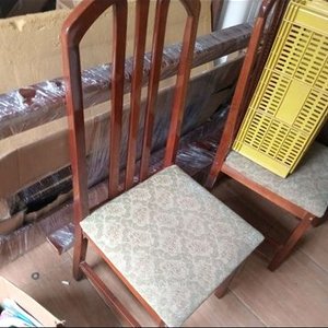 Lote siguiente: Juego de Comedor: Mesa de Madera y Vidrio con 4 Sillas