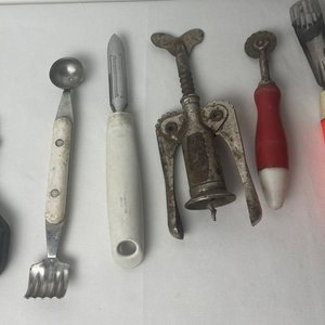 Set de 5 Utensilios de Cocina Antiguos: Cuchara Medidora, Pelador, Sacacorchos y Más - imagen 3