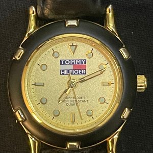 Lote anterior: Reloj Tommy Hilfiger 1238 Gold & Black Dress-Diver 300M Cuarzo Vintage