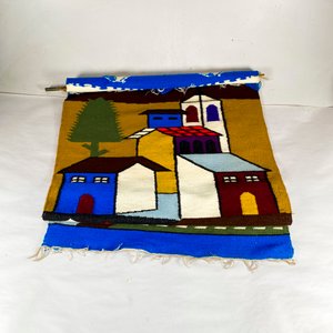 Lote anterior: Tapiz Decorativo Estilo Ecuatoriano con Paisaje de Casas y Árbol