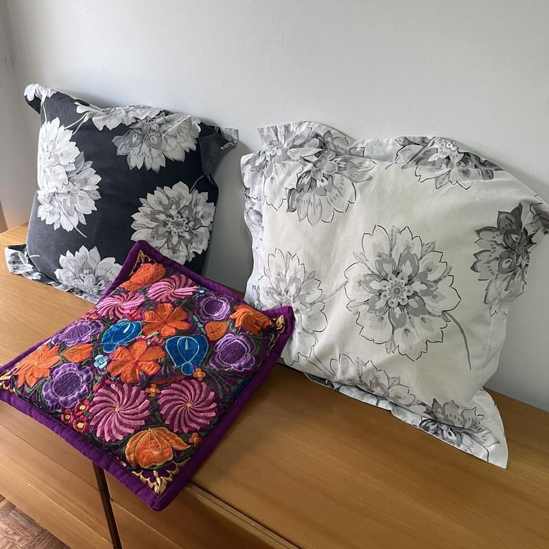 Lote siguiente: Almohadones floreados coloridos para decorar