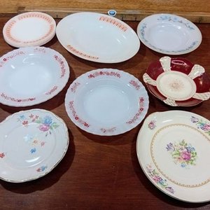 Lote de 12 Platos Vintage de Vidrio y Cerámica con Diseños Florales - imagen 10