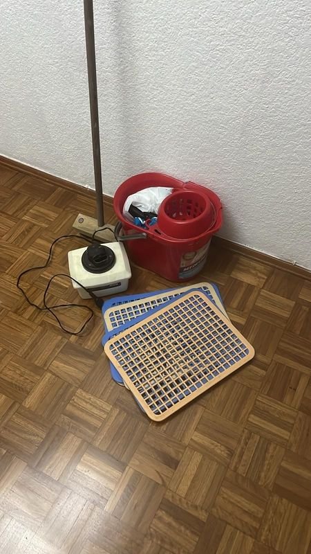 Lote siguiente: Equipo de limpieza con balde, escobilla y alfombrillas