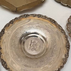 Lote de Bandejas y Platos de Metal Plateado Estilo Antiguo - imagen 3