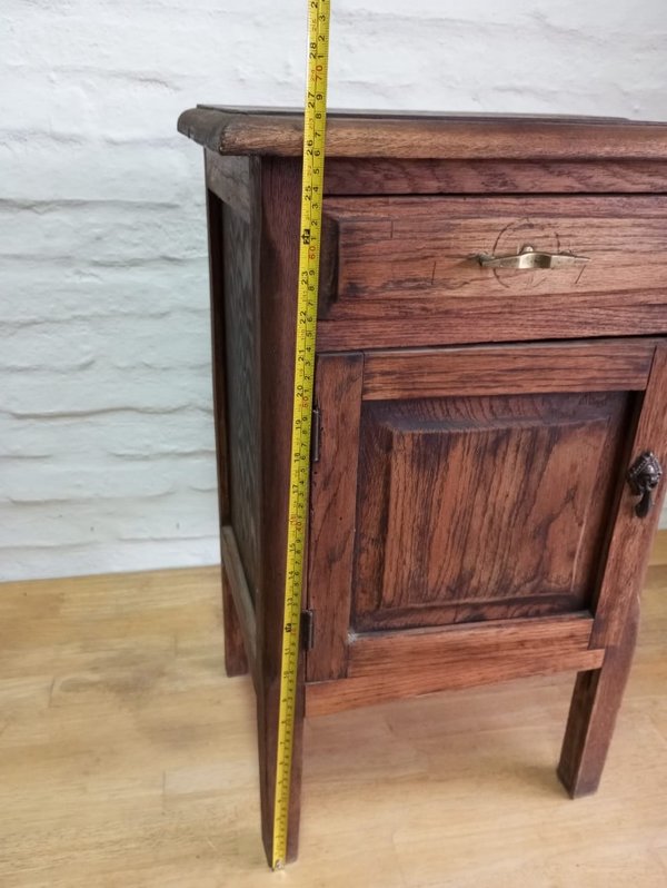 Mesa de luz de roble con puerta y cajón - imagen 6