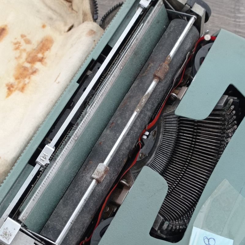 Maquina de escribir portátil Olivetti con estuche - imagen 2