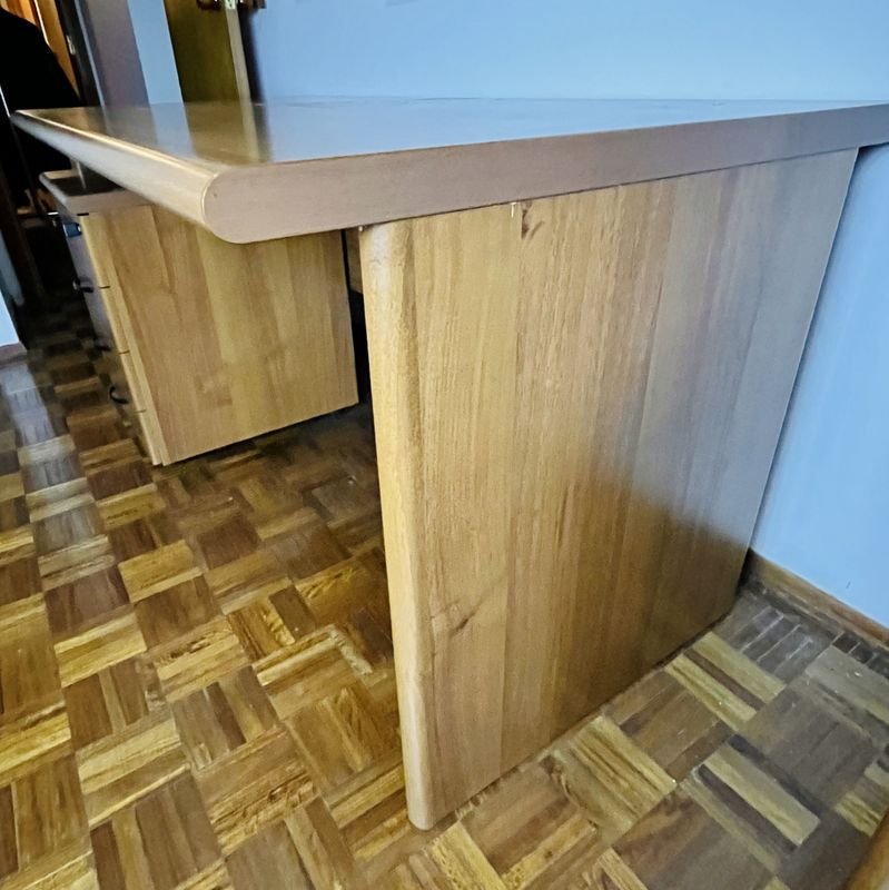 Escritorio y mueble cajonero de madera con cerradura - imagen 9