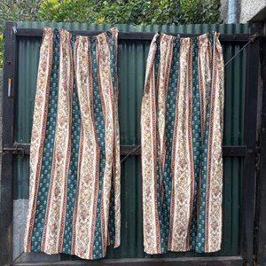 Lote siguiente: Juego de 2 Cortinas con Diseño Floral y Rayas