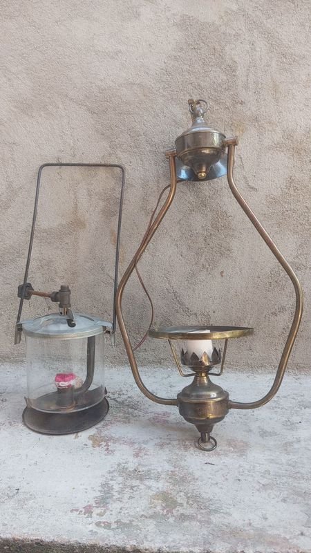 Lámpara Antigua de Bronce y Vidrio con Soporte