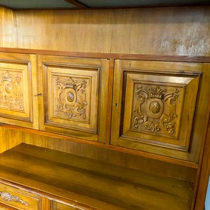 Mueble de madera con vitrina y cajones - imagen 2