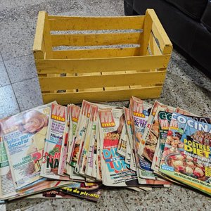 Lote anterior: Lote de Revistas Femeninas "Mia" y "Cocina" con Canasto de Madera