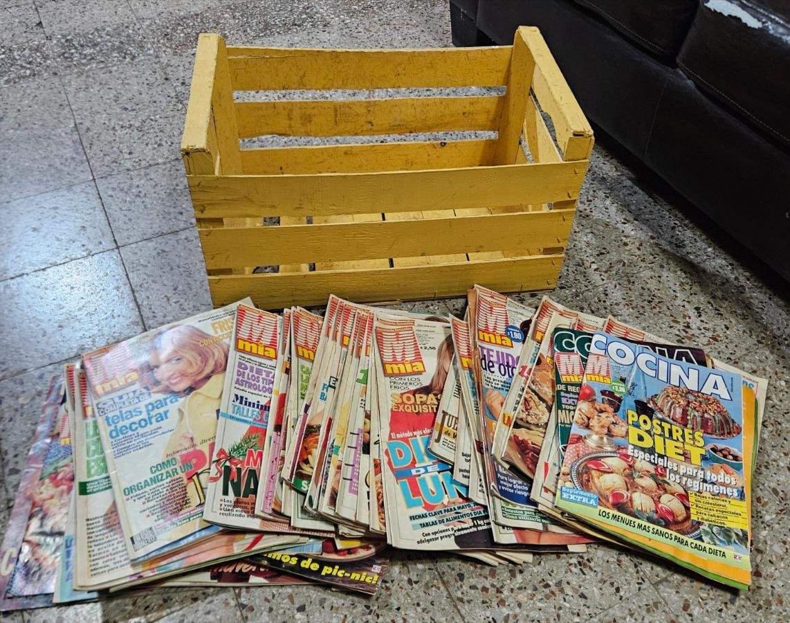 Lote de Revistas Femeninas "Mia" y "Cocina" con Canasto de Madera