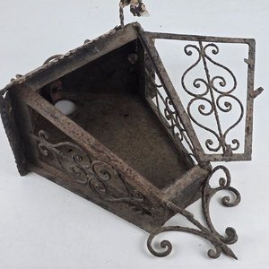Antiguo Farol de Pared en Hierro Forjado con Detalles Ornamentales - imagen 4