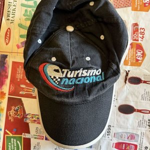 Lote de 7 Gorras con Temáticas Variadas: Turismo, Marcas y Uruguay - imagen 3