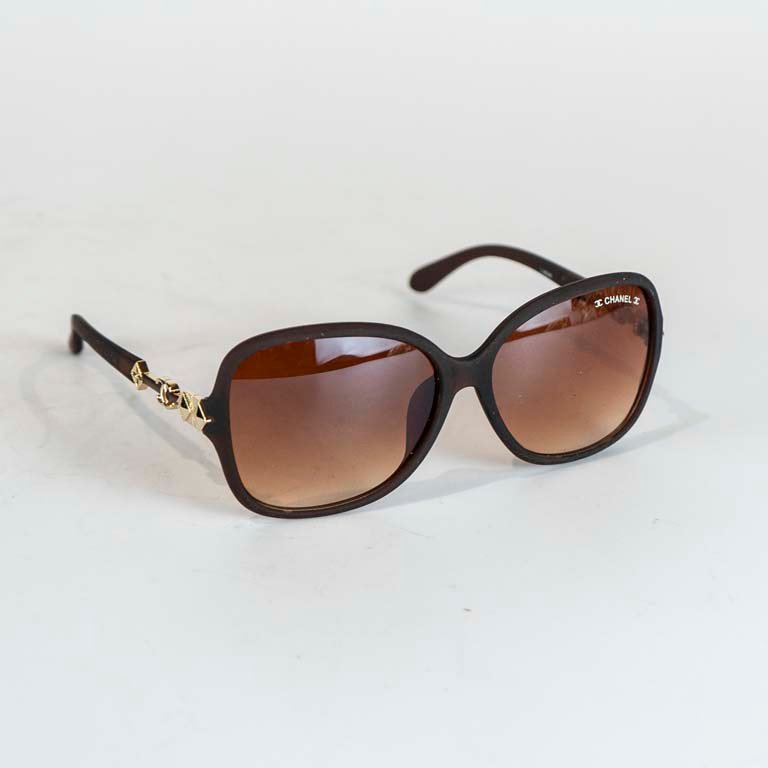 Lote anterior: Par de lentes de sol con cadena de oro