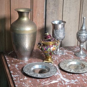 Lote de piezas decorativas: florero bronce, samovar pintado, copas y platillos - imagen 2