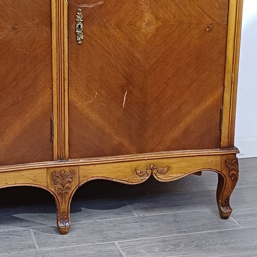 Muebles de estilo Luis XV, con detalles de madera tallada y patrones de parqué - imagen 9
