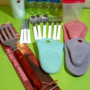 Set de Cocina y Parrilla: Espátula, Especieros, Manoplas y Utensilios - imagen 1