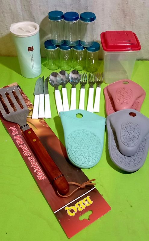 Set de Cocina y Parrilla: Espátula, Especieros, Manoplas y Utensilios