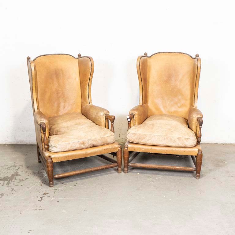 Lote anterior: Sillones bajos de cuero con detalles en madera