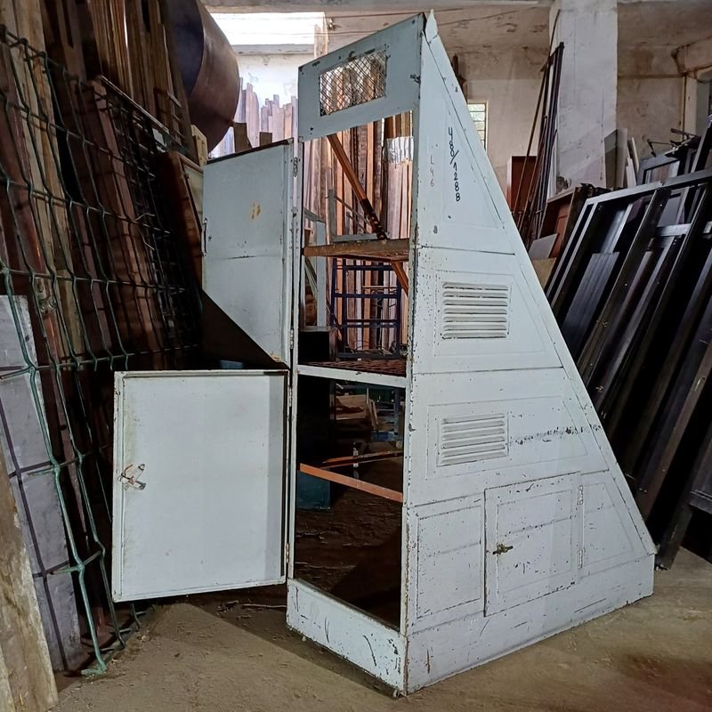 Armario bajo escalera de hierro: Mueble práctico y estético - imagen 6