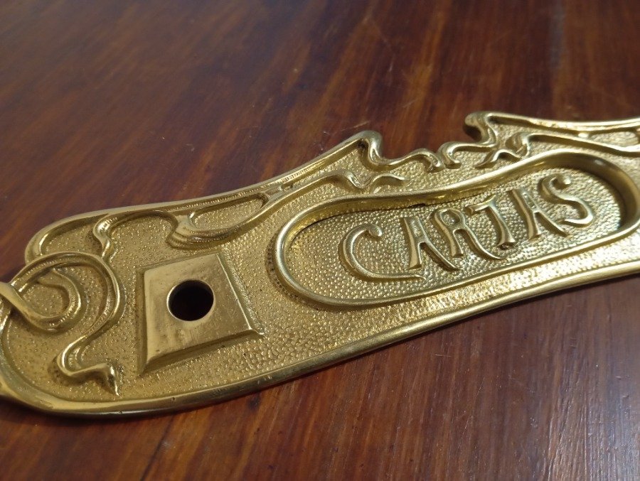 Antiguo frente de buzonera en bronce con diseño ornamentado - imagen 3