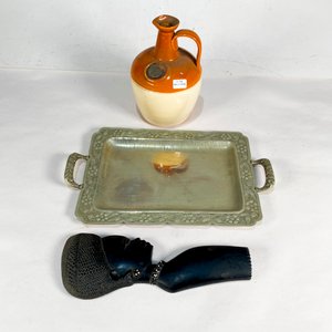 Lote de 3 Piezas: Porrón de Gres, Bandeja Metálica y Talla Africana - imagen 1