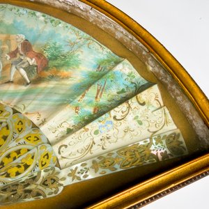 Abanico de nácar y papel pintado, escena galante ,con abaniquera - imagen 5