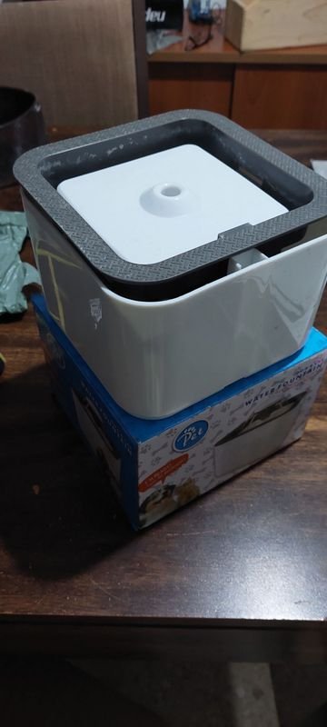 Lote siguiente: Fuente bebedero para mascota - Ropa y accesorios para perros